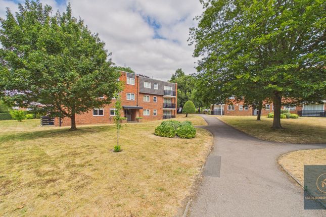 20 Parkmore Close, Woodford Green photo 3