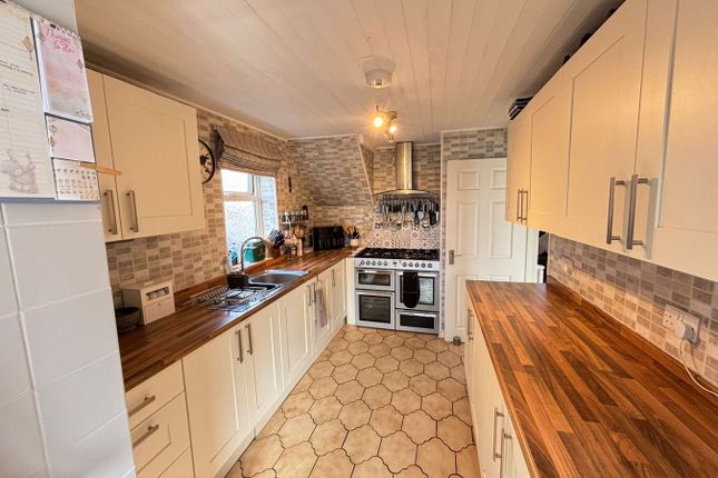 39, Woodlands Avenue, Brecon photo 3