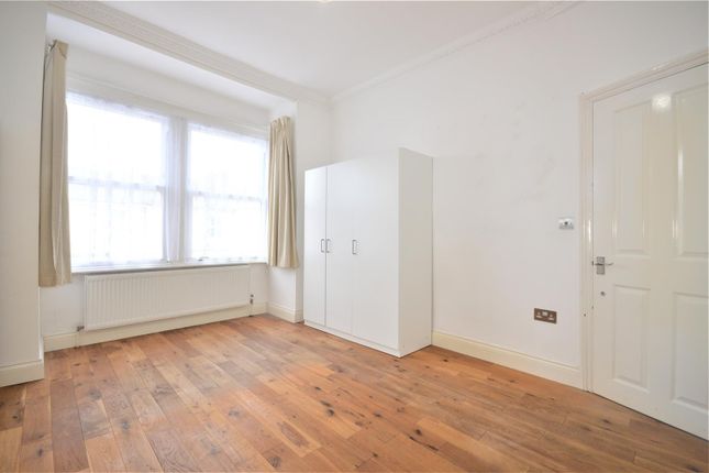Thumbnail Room to rent in Valliere Road, London