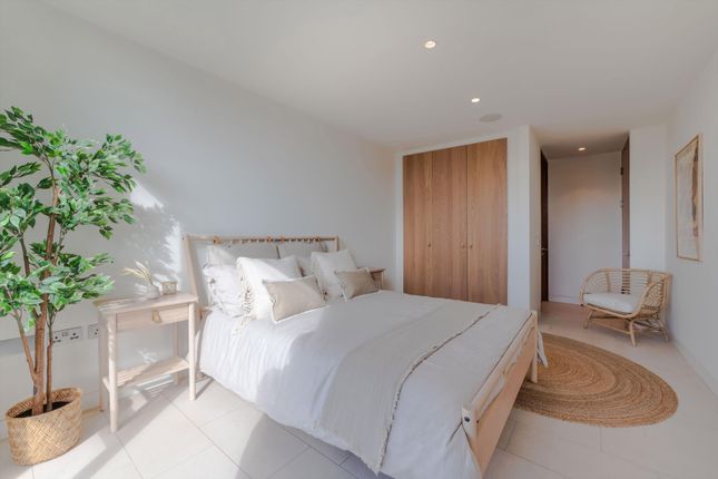 Flat to rent in Latitude House, Oval Road, Primrose Hill, London NW1.