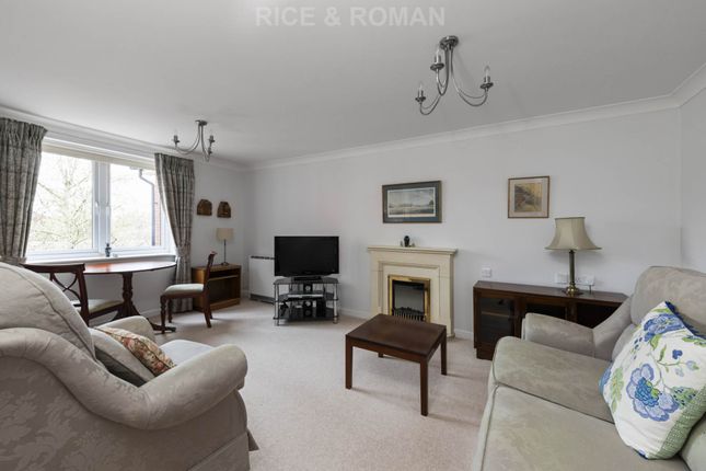 20 Oaktree Court, Addlestone Park, Addlestone photo 2