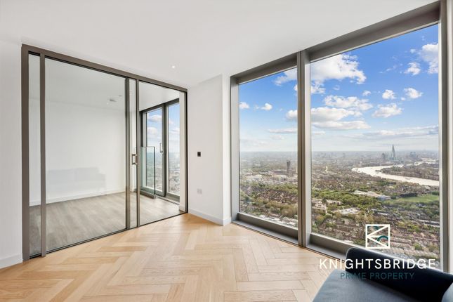 Flat for sale in Landmark Square, London