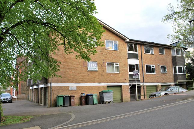 Flat to rent in Park Hill Road, Bromley