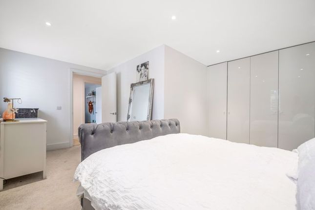 Flat for sale in Lingfield Crescent, London