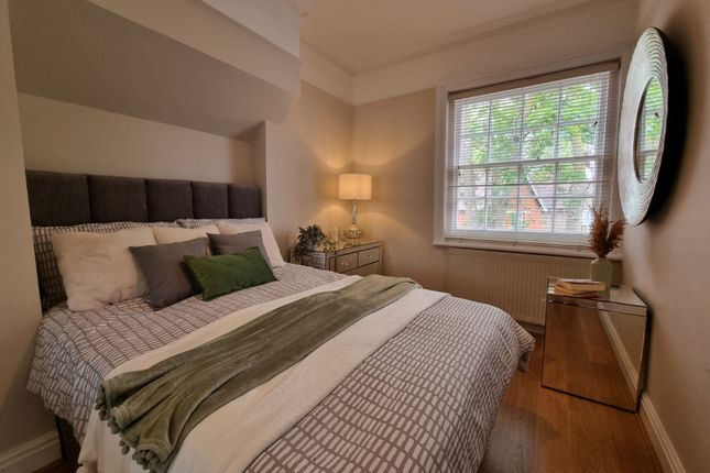 Flat to rent in The Lodge, The Avenue, Chiswick, London