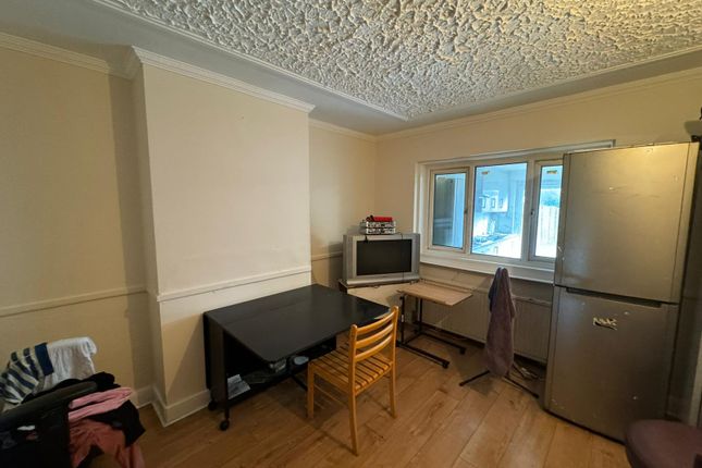Room to rent in Longford Gardens, Hayes