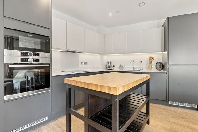 Flat Flat 301, 41, Rookwood Way, Glow Court, London photo 4