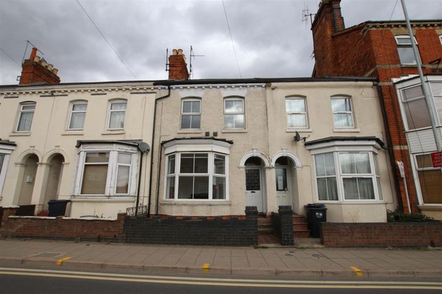 4 bed property to rent in Weedon Road, Northampton NN5