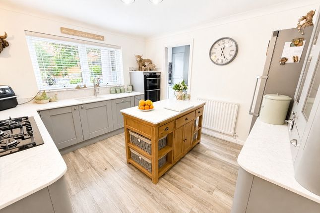 10, Lisko Close, Brierley Hill photo 4