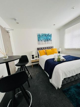 Room 5, 125, Cecil Street, Watford photo 2