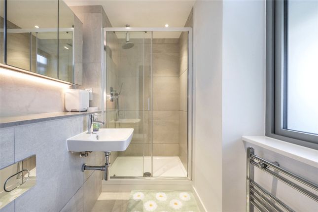 Flat for sale in Packington Square, Islington