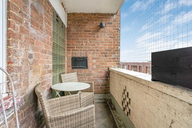 55, Swinburne Court, London photo 3