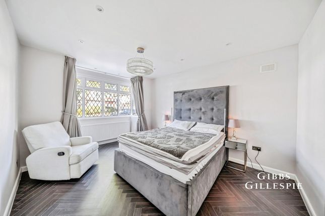 62, Sylvia Avenue, Pinner photo 3