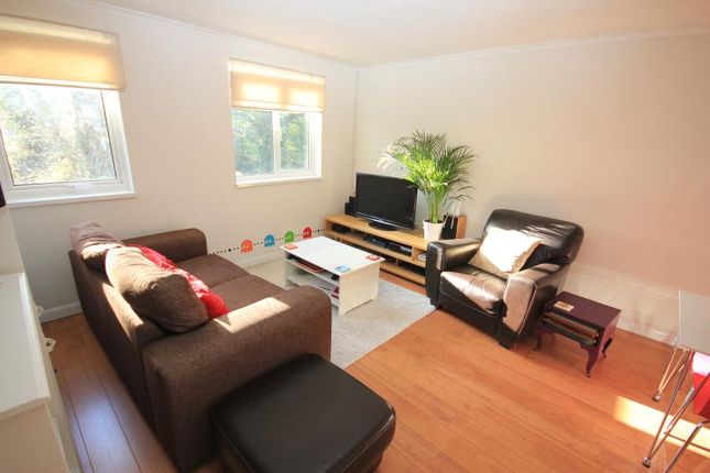 24, Bankside, Woking photo 2