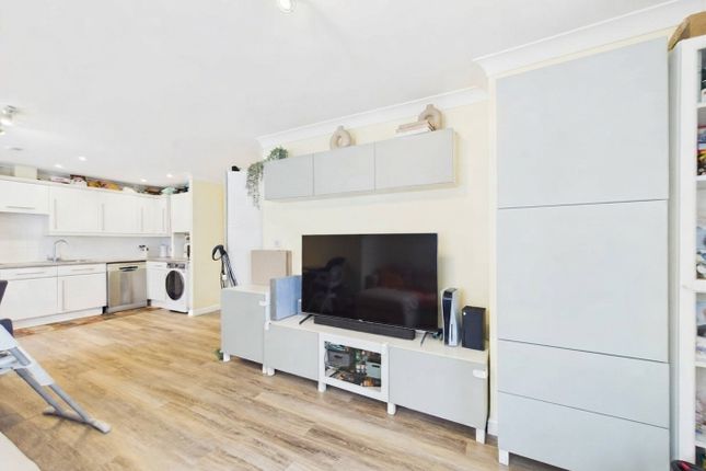 12 Ambleside, Purfleet-On-Thames, Essex photo 3