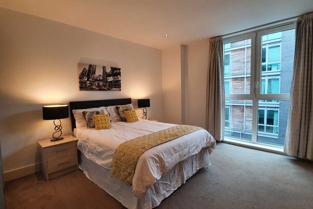 Flat to rent in Wapping High Street, London