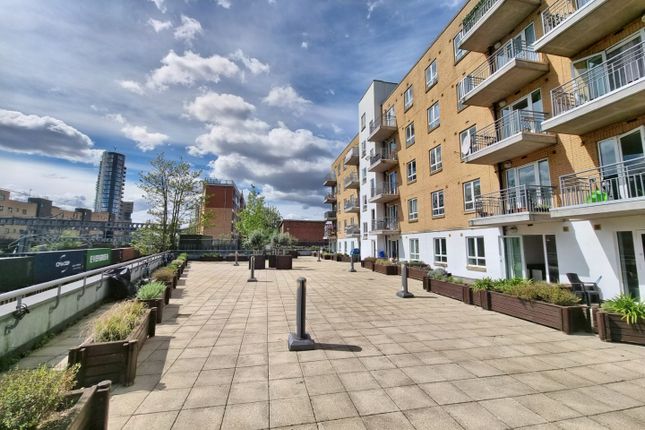 Flat to rent in Granite Apartments, Stratford