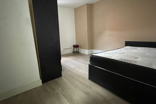 Room to rent in High Street, West Bromwich