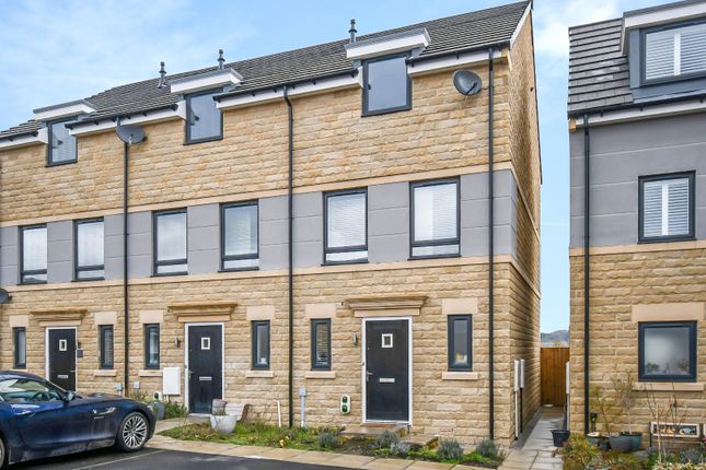 Thumbnail Town house for sale in Stansfield Close, Bradford