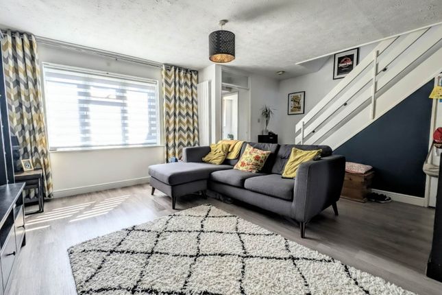 3, Sunbury Close, Bordon photo 2