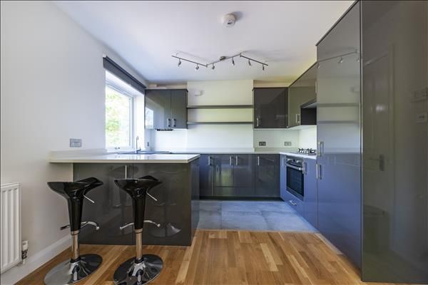Pines Court, Southfields photo 3