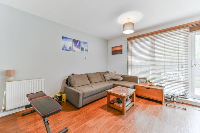 1-bed flat on Whitestone Way, Croydon, £200,000