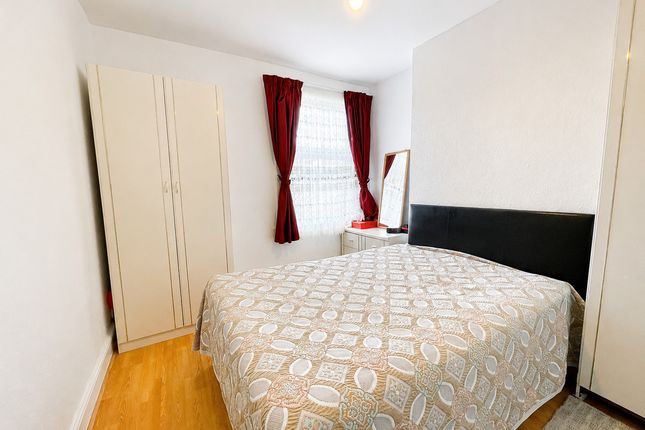 Flat Room 2, 378, Merton Road, London photo 2