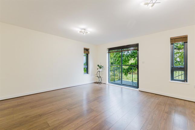 8 Oak Tree Court, Broadfields, Harrow photo 2