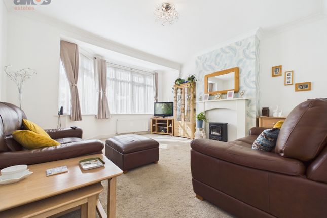 24 Dalwood Gardens, Hadleigh, Essex photo 3