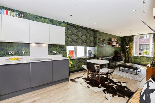 Flat 304/Whitemantle Court, 25 Rookwood Way, London photo 3