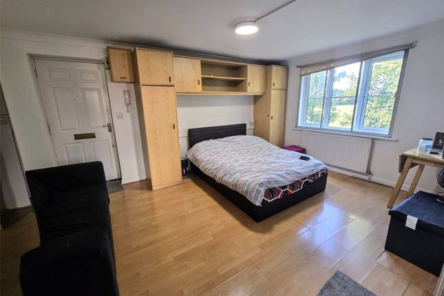 11, David Close, Greater London photo 3