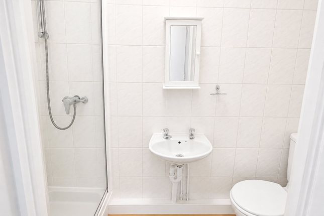 Flat 4, 11, Cranbrook Park, London photo 3