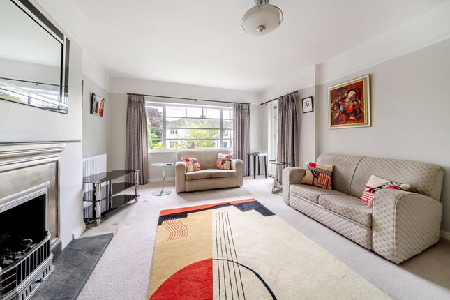 10 Broomfield Court, Broomfield Park, Ascot photo 3