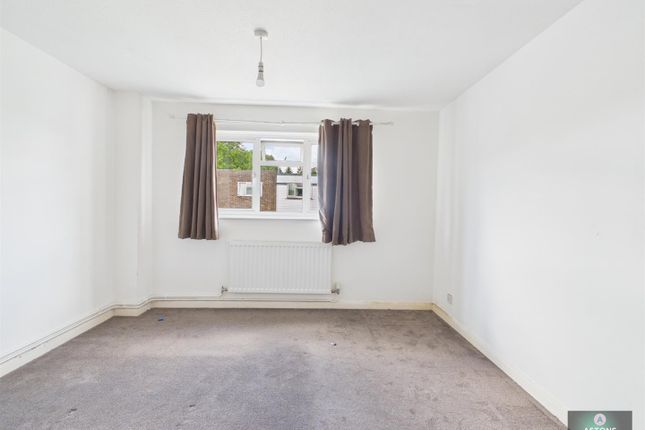 23, Javelin Court, Pound Hill photo 5
