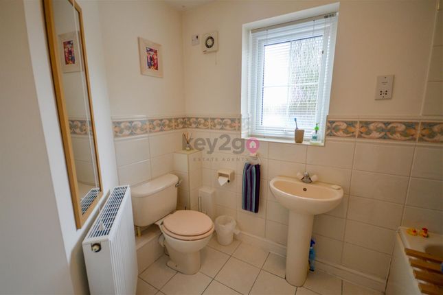 Thumbnail Town house to rent in Hall Meadow Drive, Halfway, Sheffield
