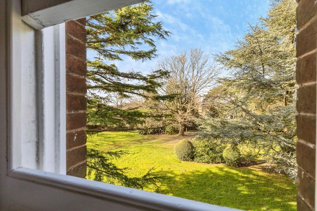 Flat 4, St Leonards, Oak Tree Way, Horsham photo 2