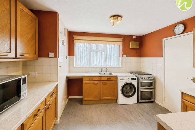 12 Abbotts Drive, Stanford-Le-Hope photo 4