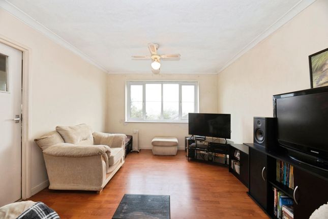 Studio flat on Flat 8, Washington Court 42-46,, Overton Road, Sutton, £199,500