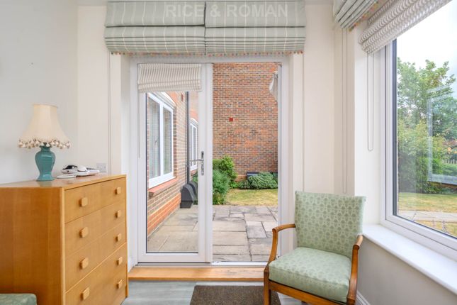 2 Reeves House, Hartfield Road, Leatherhead photo 4