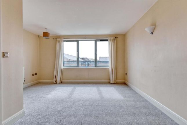 Flat to rent in Warrior Close, Thamsmead, London