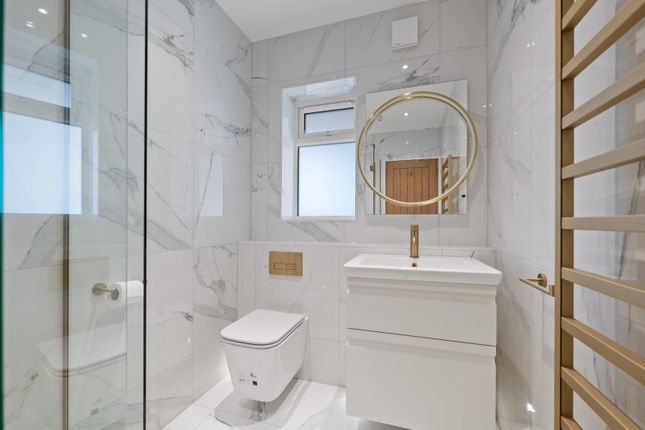 Downstairs Bathroom.Jpg