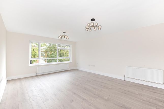 Flat to rent in Mount Park Road, Ealing