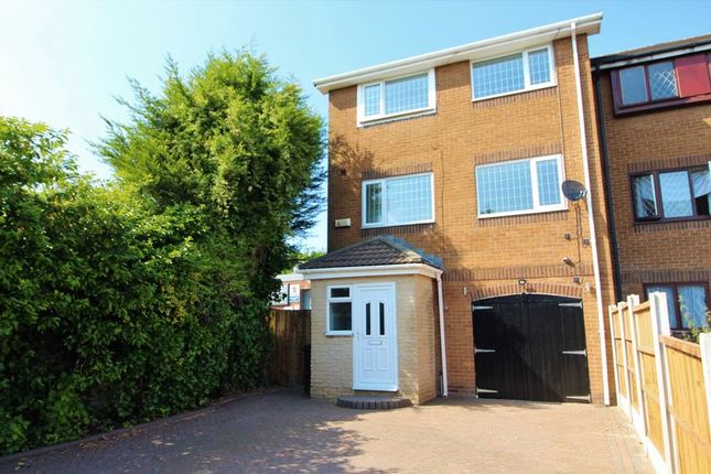 Town house to rent in Warwick Close, Bury
