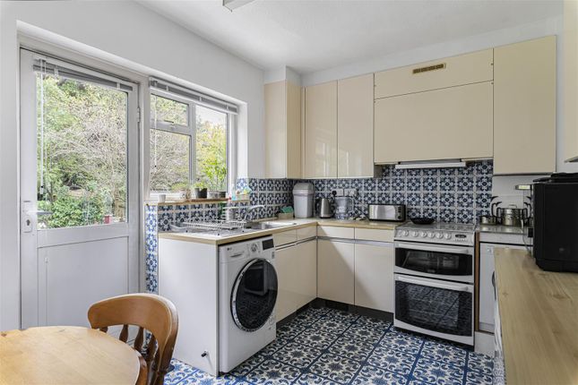 8, Abbotsbury Road, Hayes photo 3