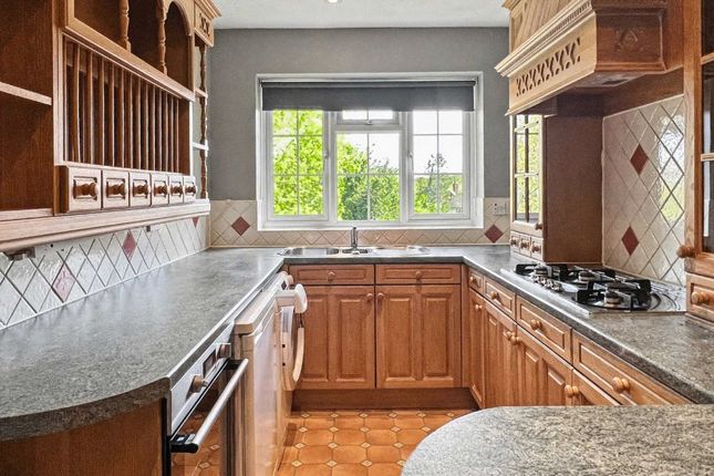 16, Firgrove Court, Surrey photo 3