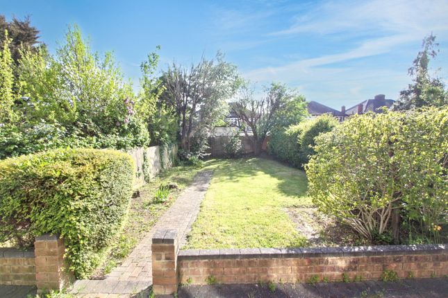 40 Portman Drive, Woodford Green photo 4