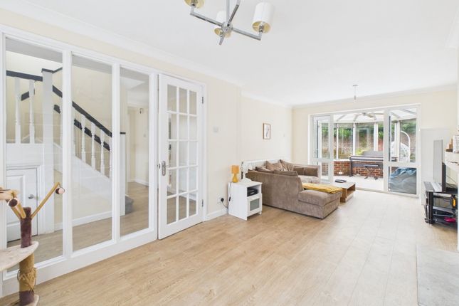 8, Carnegie Gardens, Worthing photo 3
