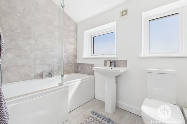 16 Oakwood Avenue, Blackburn photo 4