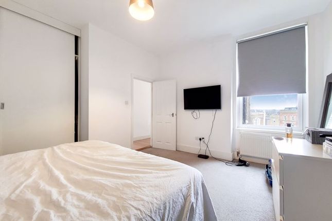 Flat for sale in Bedford Hill, London