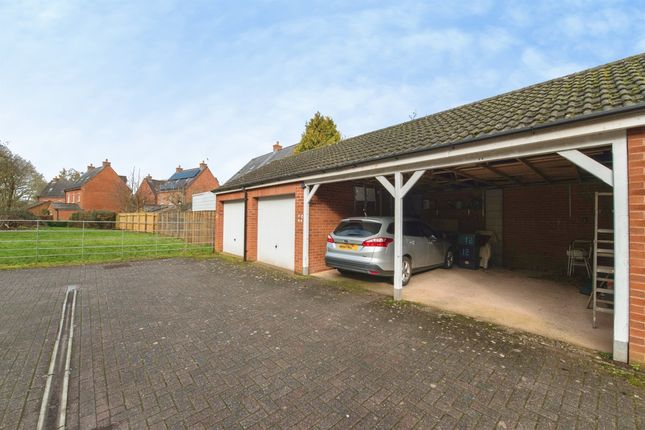 14, Tidcombe Walk, Tiverton photo 3